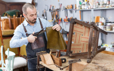 Le Processus de Sélection des Matériaux par un des artisans tapissiers pour la Restauration de Meubles Anciens